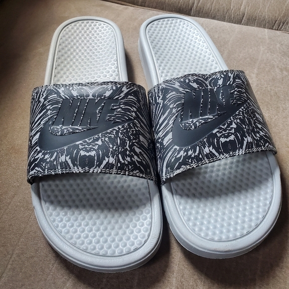 NIKE BENASSI MEN'S SIZE 13 SLIDES WOLF GRAY 631261-005 - Picture 2 of 5